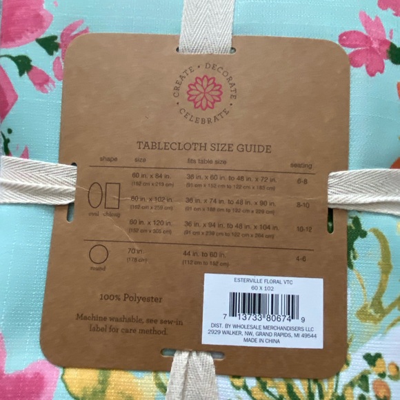 NWT Pretty Blue Oblong Table Cloth with a Floral Print - Picture 3 of 6